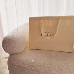 Sacs en papier cartonné blanc de luxe en gros, logo personnalisé imprimé, sacs de shopping durables pour boutiques de détail, sacs cadeaux avec ruban - Product Image 5