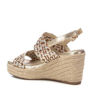 Sandalo con Zeppa da Donna Xti 143826, Stile Espadrillas con Cinturini Intrecciati Oro Metallizzato - Product Image 3