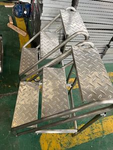 Escalier extérieur moderne personnalisé avec quincaillerie en acier et poutre de soutien en acier - Product Image 3