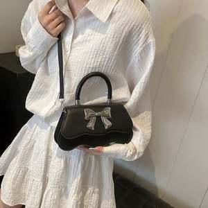 I-0262 Bolsos de Mano Nuevos al por Mayor, Bolsos de Moda para Mujer, Estilo Coreano, Bolsos Bandolera para Dama, Bolsos de Cuero PU con Lazo - Product Image 4