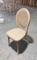 Chaise de salle de réception empilable en bois courbé avec dossier en rotin tressé à la main, élégante et ovale, pour hôtels et événements (vente en gros)