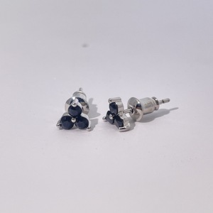 Boucles d'oreilles géométriques en laiton plaqué or Tianyu Gems pour femmes avec trois pierres en zircon cubique noir, design classique et élégant - Product Image 5
