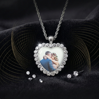 Collier personnalisable en métal avec pendentif commémoratif en forme de cœur serti de diamants, avec portrait imprimé de chat et de chien pour couple.