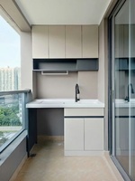Armoire murale intégrée multifonctionnelle crème minimaliste avec miroir pour le rangement du café et des vêtements