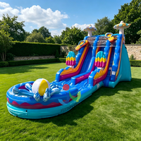 Toboggan aquatique gonflable à double piste sur le thème de la plage avec piscine à jets d'eau et tongs et ballons de plage pour location commerciale et événements
