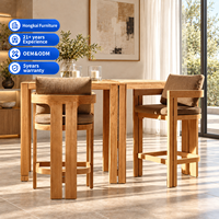 Ensemble de bar d'extérieur moderne en bois massif avec table haute à pieds fendus, tabourets de bar et coussins – Mobilier de bar pour villa et cour