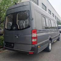 Autocar de tourisme de six mètres, quinze places, avec porte-bagages intérieur, pour les circuits guidés des parcs panoramiques et les visites de la vieille ville