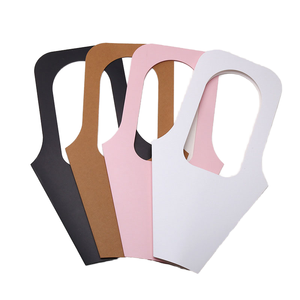 Bolsa de Regalo Cuadrada Portátil Negra, Blanca y Rosa para Flores, San Valentín, con Laminado Mate Simple, Desechable, de Cartón - Product Image 1