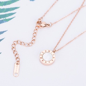 Collar con colgante redondo de oro rosa y diseño de letras con incrustaciones de diamantes para regalo, de Yunnique. - Product Image 2