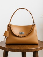 Poignée tissée douce en cuir véritable couche supérieure sac à main en cuir de vachette couleur solide ton marron chaud boucle de verrouillage unique sacs à main pour femmes