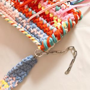 Sac à bandoulière en crochet style bohème pour femme avec fermeture à lacets et pompon bicolore - Product Image 3