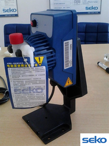 <span class=keywords><strong>Pompe</strong></span> doseuse <span class=keywords><strong>pour</strong></span> <span class=keywords><strong>piscine</strong></span> Seko Kompact Series AMS, AML, AMC, AMM200, 201 de 1 à 9 Lph - Product Image 3