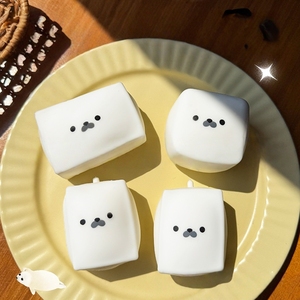 Juguete Blandito de Tofu en Forma de Foca, Juguete Sensorial Antiestrés de TPR para Niños y Adultos - Product Image 1