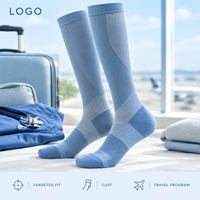 Chaussettes de compression sportives bleu clair à compression graduée pour mollets, avec tableau de mesure, manchette plus large et densité de tricot à bout plat
