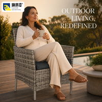 Outdoor-Gartenstuhl aus PE-Rattan, Moderner Loungesessel mit Anthrazitfarbenem Kissen, Grau-Braun Geflecht, Garten-Sitzgelegenheit