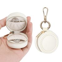 Mini étui à bijoux de voyage 2-en-1 avec porte-bagues et porte-clés pour femme, organiseur portable pour boucles d'oreilles/colliers, idéal pour les mariages et les fêtes