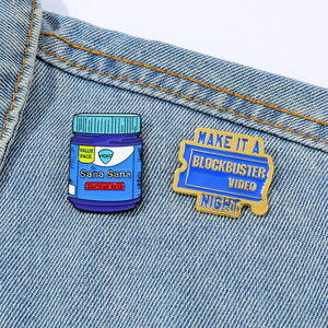 Broche en métal émaillée en alliage, motif bouteille de médicament bleue, avec slogans et citations sur le thème de <span class=keywords><strong>la</strong></span> colite de rana, par Creative Sana Sana - Product Image 3