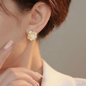 Boucles d'oreilles élégantes et tendance en alliage plaqué or avec fleur de camélia et perle, ornées de strass blancs personnalisés pour les occasions festives - Product Image 2
