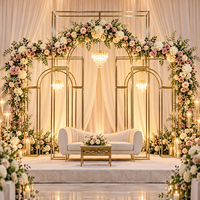 Arche carrée de luxe en métal doré brillant, panneau de fond, supports de fleurs, cadres pour décoration de scène de mariage et d'événements