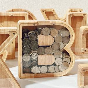 Salvadanaio Creativo in Legno con Design a Lettere Inglesi e Bordi Trasparenti, Regalo per Bambini, Artigianato in Legno, Salvadanaio Transfrontaliero - Product Image 1