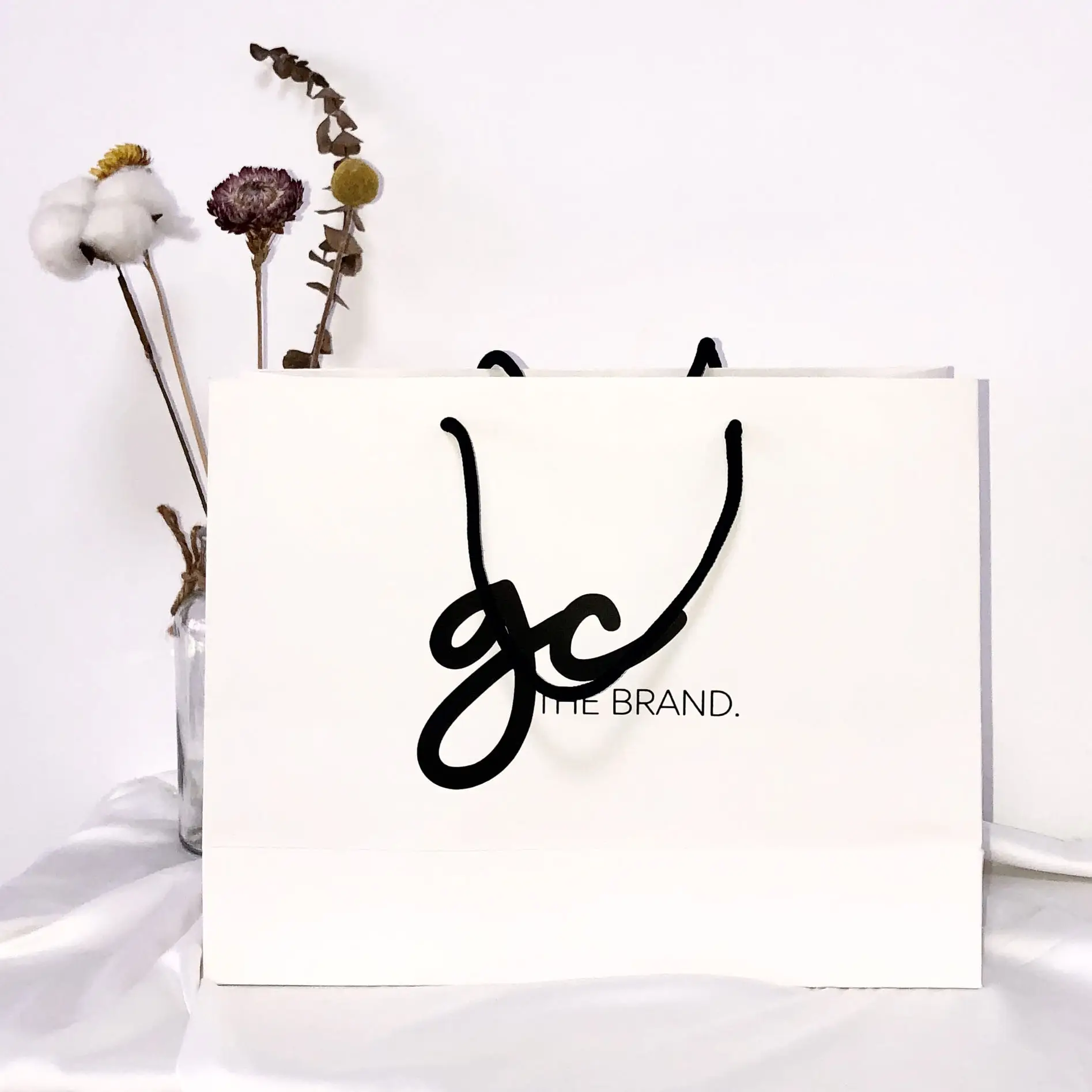 Offre spéciale Sacs-cadeaux de luxe blanc mat à bas quantité minimale de commande avec impression de logo personnalisé Sac en papier blanc imprimé cadeau recyclé