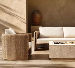 Sofá de mimbre para exteriores, resistente a la intemperie, con asientos profundos y envolventes, ideal para terrazas de villas modernas. - Product Image 1