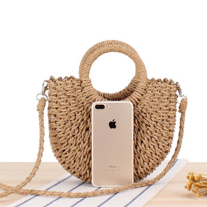 Sac demi-lune tissé, petit sac bandoulière, style plage et vacances, beige, été 2019 - Product Image 2