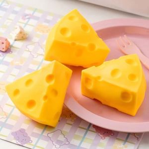 Jouet sensoriel souple en TPR en forme de fromage doré réaliste pour soulager l'anxiété des enfants et amuser sur le bureau - Product Image 1