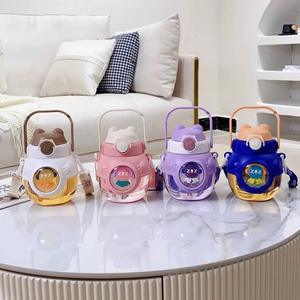 Bouteille en plastique portable de grande capacité, style dessin animé, mignonne, super mignonne, ours câlin, portable en extérieur, avec <span class=keywords><strong>paille</strong></span> - Product Image 1