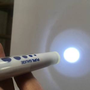 Lápiz de Luz LED Médico Desechable, Linterna de Luz Amarilla para el Hogar, Material Metálico, Función de Detección de Pupilas - Product Image 4