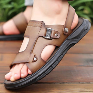 Sandales à lanières en T pour hommes, cuir marron, motif uni, bout ouvert, semelle extérieure en caoutchouc antidérapante, décontractées, pour la plage, logo gravé, fabriquées au Vietnam - Product Image 1
