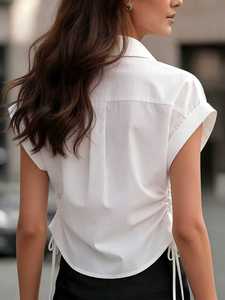Blusa casual corta blanca para mujer con solapa, manga casquillo, cordón lateral y cintura fruncida - Product Image 5