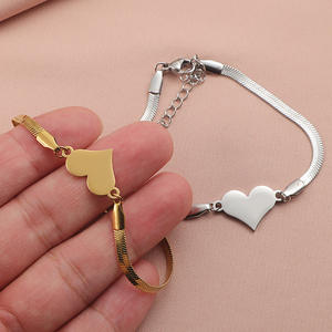 Bracciale con Catena a Serpente Placcato Oro 18K con Charm a Cuore in Acciaio Inossidabile Incidibile per Donne - Product Image 3