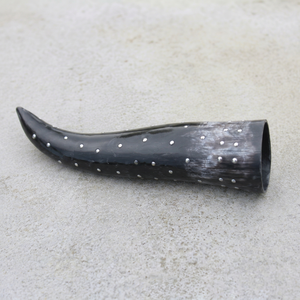 Coupe en corne de buffle cloutée faite à la main, naturelle et courbée, pour reconstitution historique médiévale, festival, bar rustique, cadeau - Product Image 1