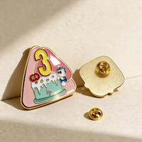 Badge décoratif en métal plaqué, forme personnalisée, émail dur, motif gâteau numérique de dessin animé, pour cadeau d'anniversaire d'entreprise