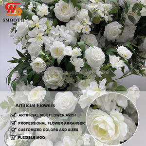 Arco Floral Cuadrado LEDA Hecho a Mano con Flores Naturales, Arco de Rosas Blancas y Hojas Verdes para Bodas al Aire Libre - Product Image 4