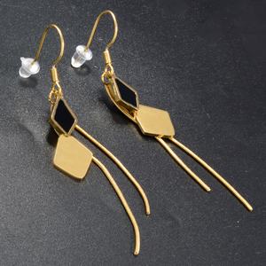 Boucles d'oreilles pendantes de luxe en forme de papillon pour femmes, plaquées or 18 carats, en acier inoxydable, avec pompon, vente en gros - Product Image 2
