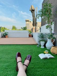 หญ้าเทียมสำหรับกลางแจ้ง พรมหญ้าสังเคราะห์สีเขียวเหมือนจริง ปูพื้นระเบียง - Product Image 1