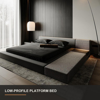 Ensemble de lit plateforme de luxe moderne, minimaliste, à profil bas, avec cadre rembourré taille King et banc latéral intégré, mobilier de chambre