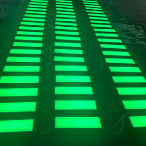 Système de communication routière intelligent à LED avec feux de circulation synchronisés pour les piétons pour un transport intelligent - Product Image 1