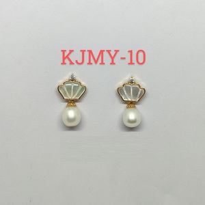 Boucles d'oreilles en laiton et perles d'eau douce, style minimaliste et épuré, qualité export, pour usage quotidien et tenues décontractées, disponibles à la vente - Product Image 1
