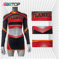 Tenues de cheerleading de luxe orange et noires, uniforme de cheerleading à col montant avec bordure métallique et broderie flamme au dos pour les spectacles sur scène