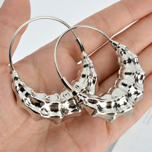 Pendientes de Aro Grandes Clásicos de Latón para Mujer, Chapados en Oro de 18K de Dubái, Diseño Hueco y Grueso con Patrón de Enamorados, para Aniversario - Product Image 5