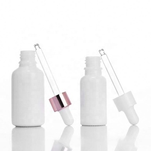 Flacon compte-gouttes de luxe en verre blanc brillant de 30 ml pour huiles essentielles, avec pipette et bouchon à vis blanc - Product Image 3