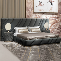 Ensemble de meubles de chambre à coucher de luxe italien, lit king size, grande tête de lit, cadre en acier inoxydable, lit rembourré en cuir