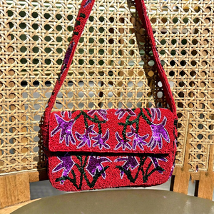 Bolso de Mano Lavable Hecho a Mano con Cuentas de Vidrio Rojas Bordadas y Patrón Animal Morado, Forma Rectangular, Artesanía Textil - Product Image 1