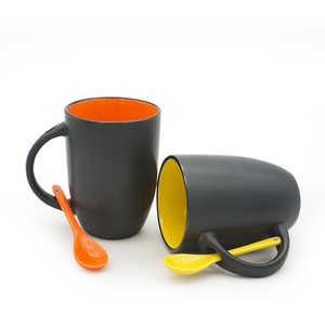 Tasses à café en céramique écologiques noires avec cuillère, cadeau promotionnel - Product Image 1