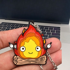 Nouveau porte-clés tendance en émail motif dessin animé, pendentif démon de feu, porte-clés en métal, breloques pour sac à dos à thème Château Ambulant Anime - Product Image 4