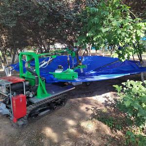 Vente chaude Secoueur d'oliviers multifonctionnel de type chenille Récolteuse automatique à vibrations pour la cueillette des <span class=keywords><strong>amandes</strong></span> et des noix - Product Image 1