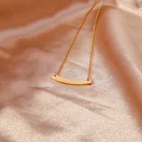 Nuevo Estilo de Collares de Oro de 18k para Grabar, Collares de Acero Inoxidable con Letras, Collares Personalizados con Colgante de Tira Larga Curvada